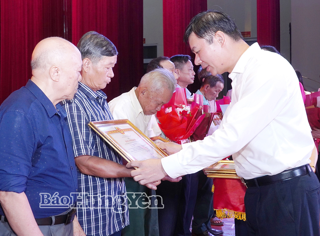 Đồng chí Phó Chủ tịch Thường trực UBND tỉnh Nguyễn Lê Huy trao Bằng vinh danh đối với người được công nhận là người hoạt động cách mạng cho các thân nhân người hoạt động cách mạng.