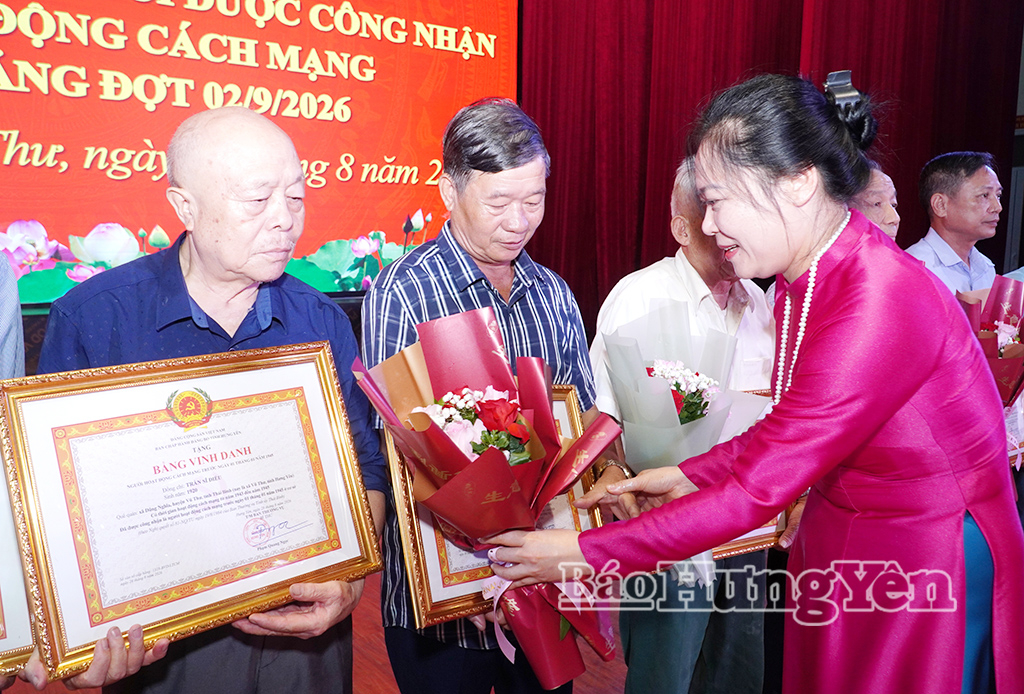 Lãnh đạo xã Vũ Thư tặng hoa chúc mừng các thân nhân nhận Bằng vinh danh đối với người được công nhận là người hoạt động cách mạng.