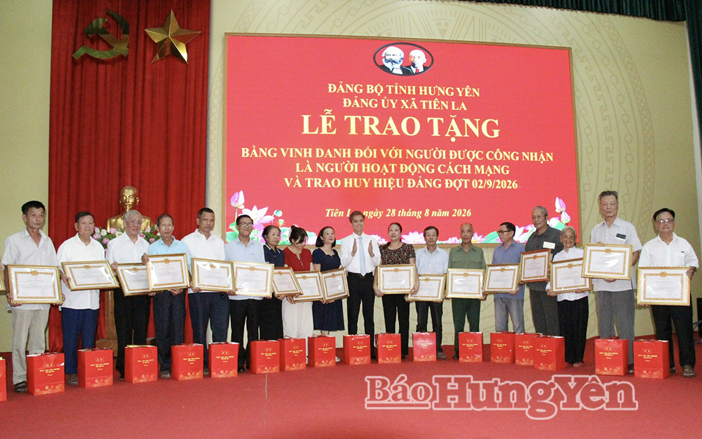Đồng chí Nguyễn Văn Chiến, Ủy viên Ban Thường vụ Tỉnh ủy, Trưởng ban Tuyên giáo và Dân vận Tỉnh ủy trao tặng Bằng vinh danh và quà của tỉnh cho thân nhân người hoạt động cách mạng.