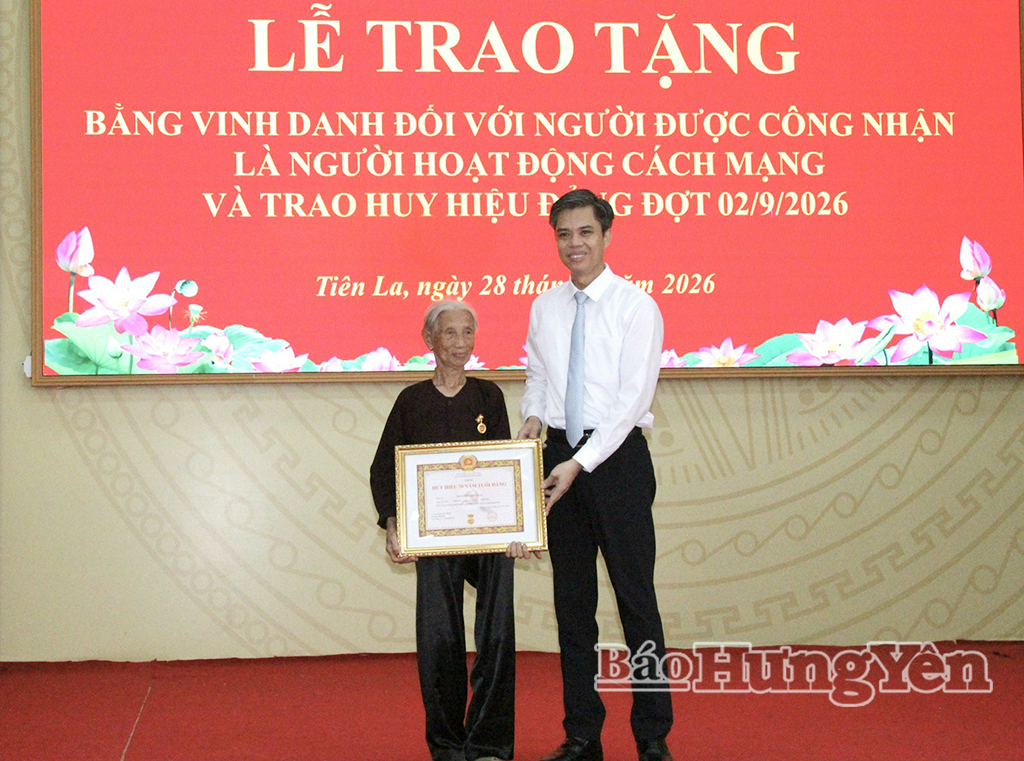 Đồng chí Nguyễn Văn Chiến, Ủy viên Ban Thường vụ Tỉnh ủy, Trưởng ban Tuyên giáo và Dân vận Tỉnh ủy trao Huy hiệu 70 năm tuổi Đảng tặng đảng viên Nguyễn Thị Nga, thôn Nhâm Lang.