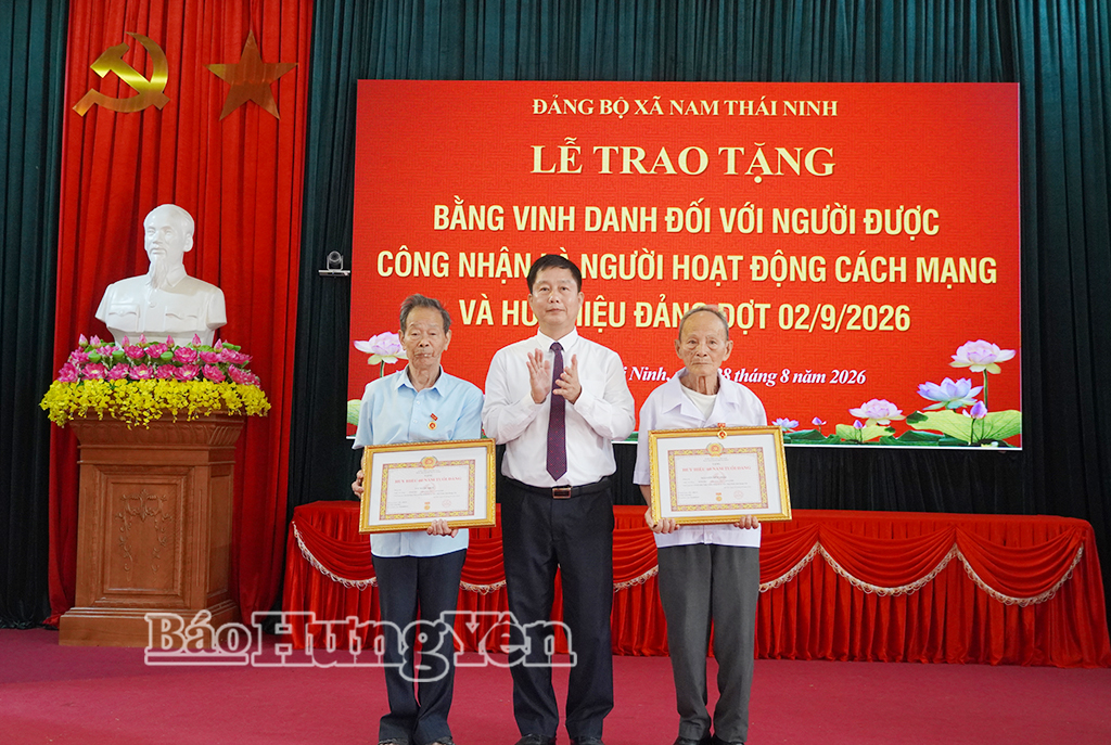 Đồng chí Vũ Thanh Vân, Ủy viên Ban Thường vụ Tỉnh ủy, Giám đốc Sở Công Thương trao Huy hiệu 60 năm tuổi Đảng tặng các đảng viên.