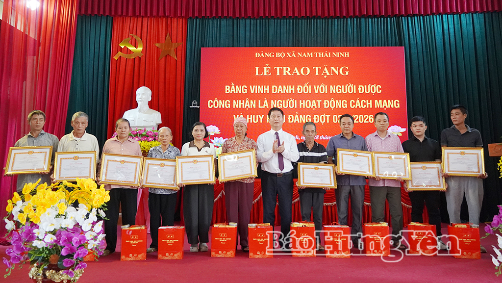 Đồng chí Vũ Thanh Vân, Ủy viên Ban Thường vụ Tỉnh ủy, Giám đốc Sở Công Thương trao Bằng vinh danh và quà của tỉnh tặng thân nhân 11 người được công nhận là người hoạt động cách mạng trước ngày 1/1/1945.