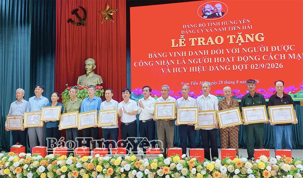 Lãnh đạo xã Nam Tiền Hải trao Bằng vinh danh cho thân nhân người được công nhận là người hoạt động cách mạng.
