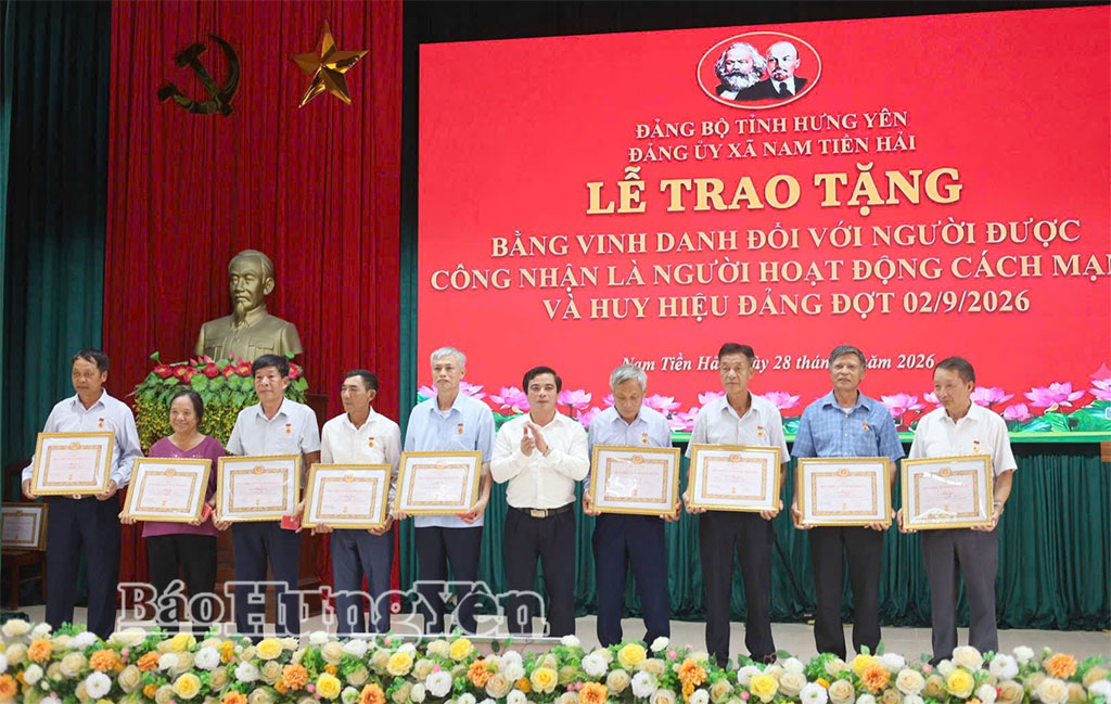 IMG_9136.jpeg (367 KB)Lãnh đạo xã Nam Tiền Hải trao Huy hiệu Đảng tặng các đảng viên.