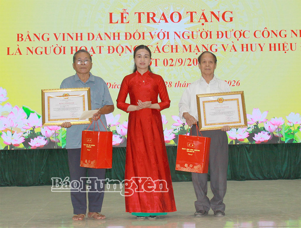 Lãnh đạo xã Đức Hợp trao Bằng vinh danh, tặng quà cho thân nhân những người được công nhận là người hoạt động cách mạng trước ngày 1/1/1945.