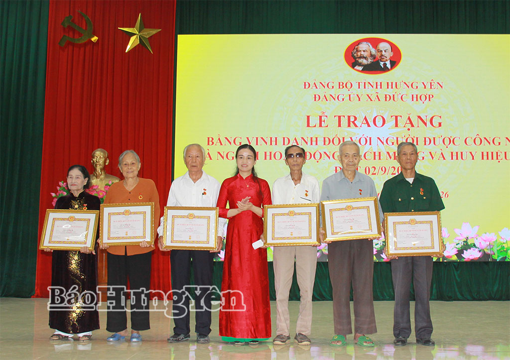 Lãnh đạo xã Đức Hợp trao Huy hiệu Đảng tặng các đảng viên trên địa bàn xã.