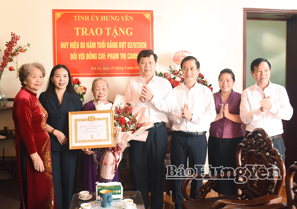 Đồng chí Trần Quốc Toản, Phó Bí thư Thường trực Tỉnh ủy, Chủ tịch Ủy ban MTTQ Việt Nam tỉnh trao Huy hiệu 80 năm tuổi Đảng tặng đảng viên Phạm Thị Canh, Chi bộ tổ dân phố Bồ Xuyên, Đảng bộ phường Trà Lý.