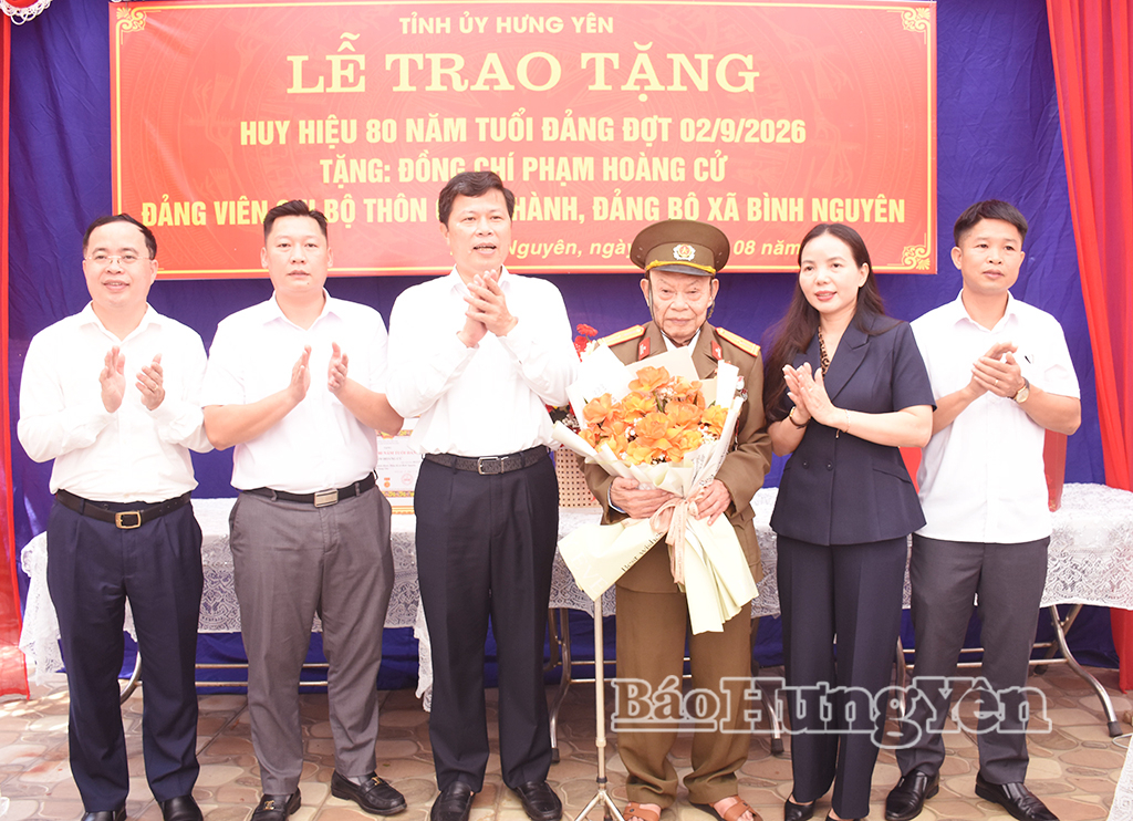 Đồng chí Trần Quốc Toản, Phó Bí thư Thường trực Tỉnh ủy, Chủ tịch Ủy ban MTTQ Việt Nam tỉnh trao Huy hiệu 80 năm tuổi Đảng tặng đảng viên Phạm Hoàng Cử, Chi bộ thôn Quân Hành, Đảng bộ xã Bình Nguyên.
