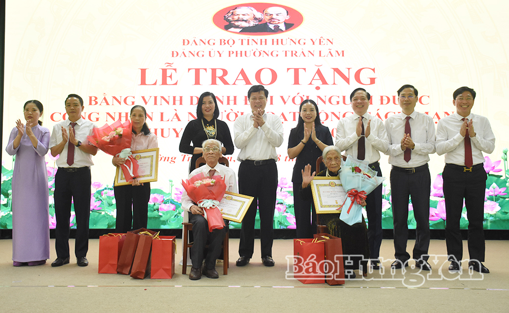 Đồng chí Trần Quốc Toản, Phó Bí thư Thường trực Tỉnh ủy, Chủ tịch Ủy ban MTTQ Việt Nam tỉnh trao Huy hiệu 80 năm tuổi Đảng tặng các đảng viên và thân nhân đảng viên phường Trần Lãm.
