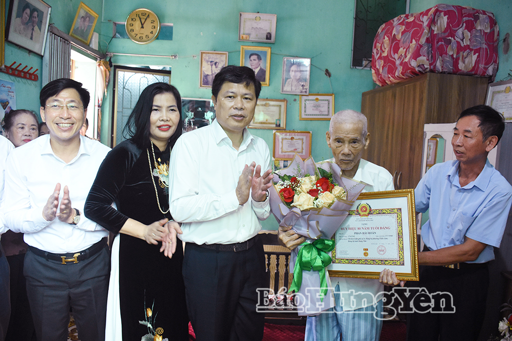 Đồng chí Trần Quốc Toản, Phó Bí thư Thường trực Tỉnh ủy, Chủ tịch Ủy ban MTTQ Việt Nam tỉnh trao Huy hiệu 80 năm tuổi Đảng tặng đảng viên Phan Hải Hoàn, Chi bộ tổ dân phố số 8, Đảng bộ phường Trần Lãm.
