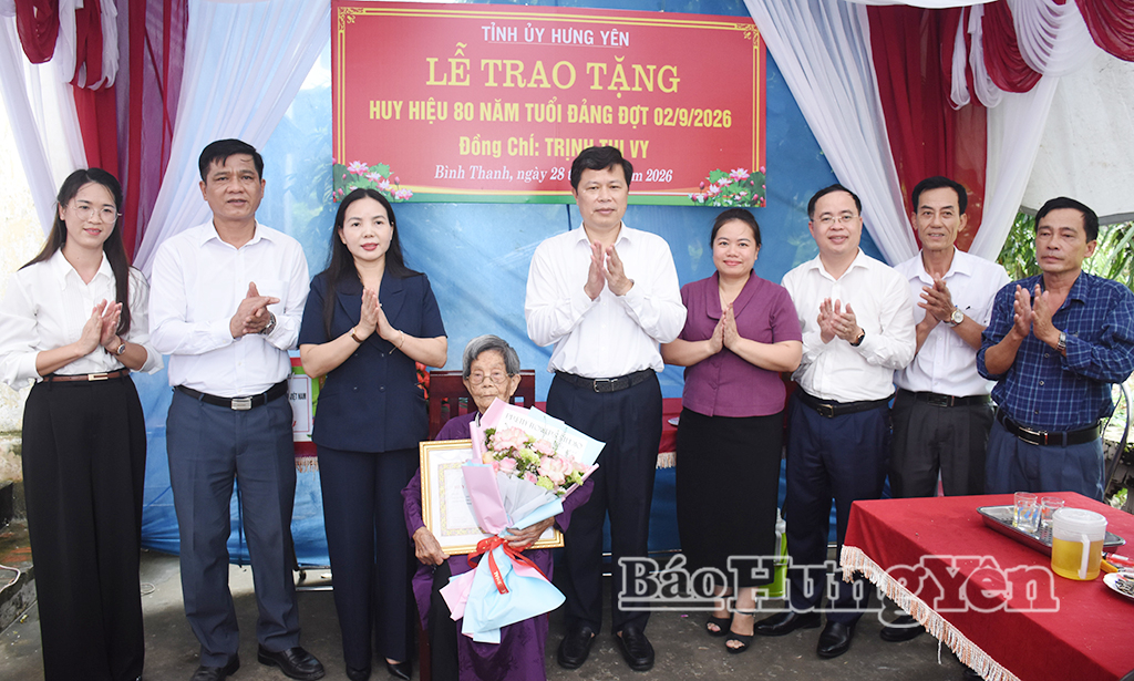 Đồng chí Trần Quốc Toản, Phó Bí thư Thường trực Tỉnh ủy, Chủ tịch Ủy ban MTTQ Việt Nam tỉnh trao Huy hiệu 80 năm tuổi Đảng tặng đảng viên Trịnh Thị Vy, Chi bộ thôn Minh Tân, Đảng bộ xã Bình Thanh.