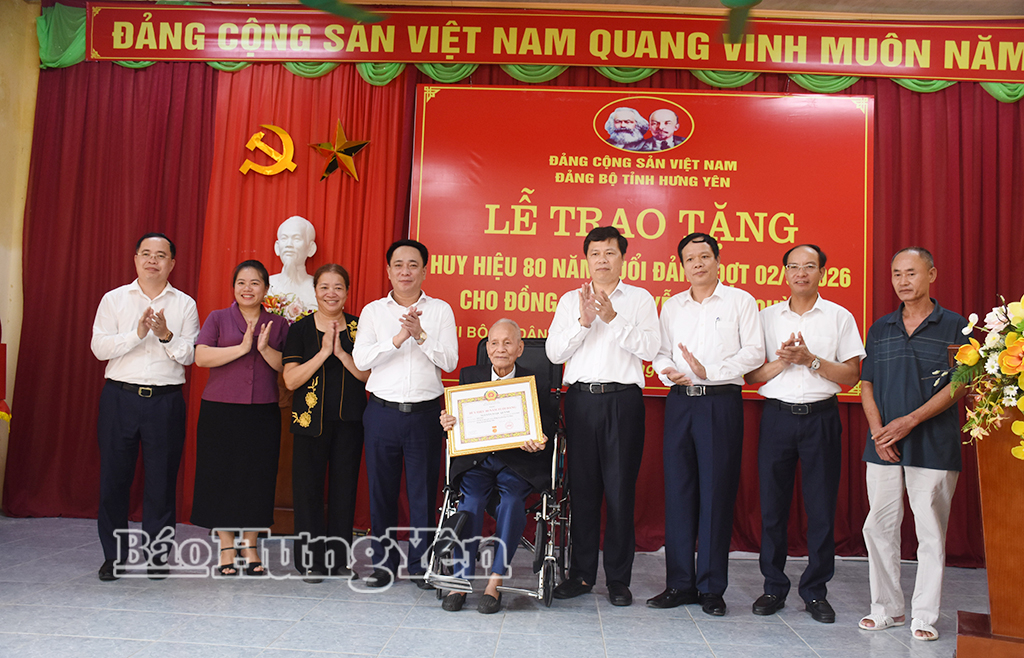 Đồng chí Trần Quốc Toản, Phó Bí thư Thường trực Tỉnh ủy, Chủ tịch Ủy ban MTTQ Việt Nam tỉnh trao Huy hiệu 80 năm tuổi Đảng tặng đảng viên Nguyễn Ngọc Quỳnh, Chi bộ tổ dân phố số 8, Đảng bộ phường Vũ Phúc.