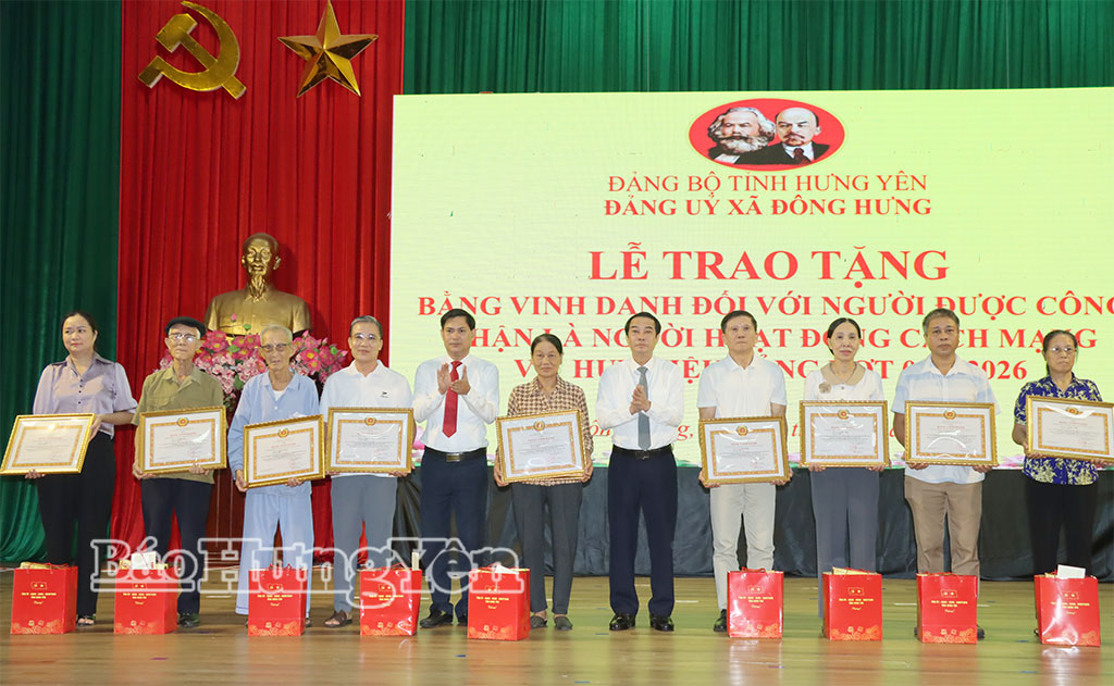 Lãnh đạo xã Đông Hưng trao Bằng vinh danh và quà cho thân nhân người hoạt động cách mạng.