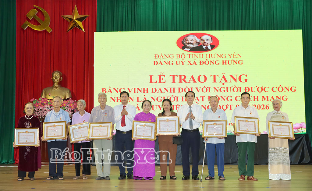 Lãnh đạo xã Đông Hưng trao Huy hiệu 60 năm tuổi Đảng cho các đảng viên.