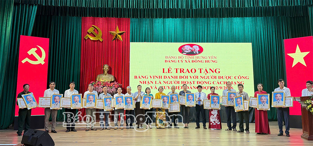 Lãnh đạo xã Đông Hưng trao Huy hiệu 30 năm tuổi Đảng và ảnh Bác Hồ cho các đảng viên.