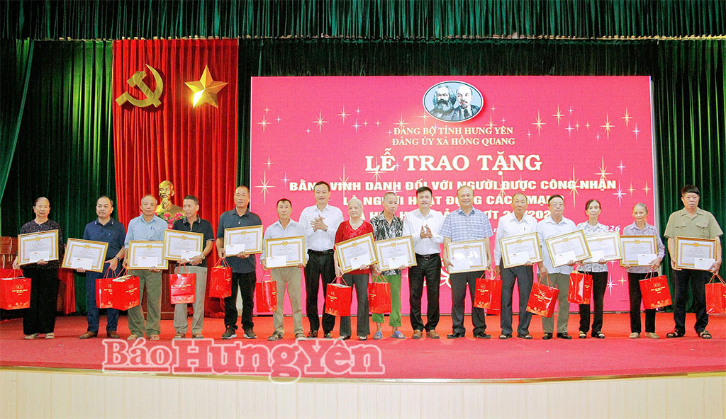 Lãnh đạo xã Hồng Quang trao Bằng vinh danh, tặng quà cho thân nhân những người được công nhận là người hoạt động cách mạng trước ngày 1/1/1945.