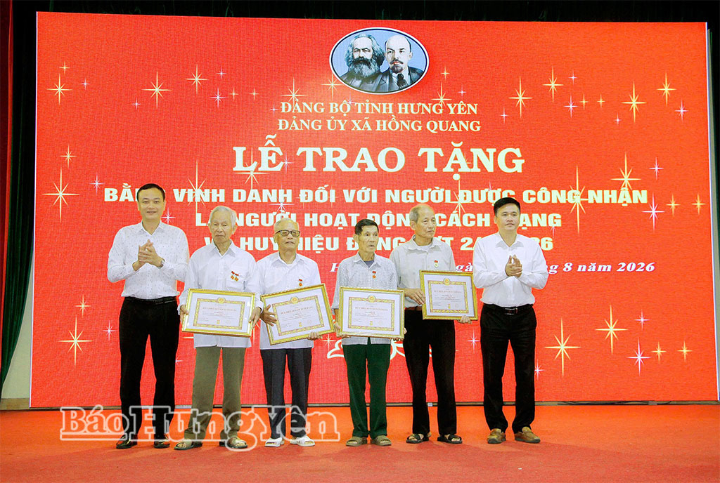 Lãnh đạo xã Hồng Quang trao Huy hiệu Đảng tặng các đảng viên.