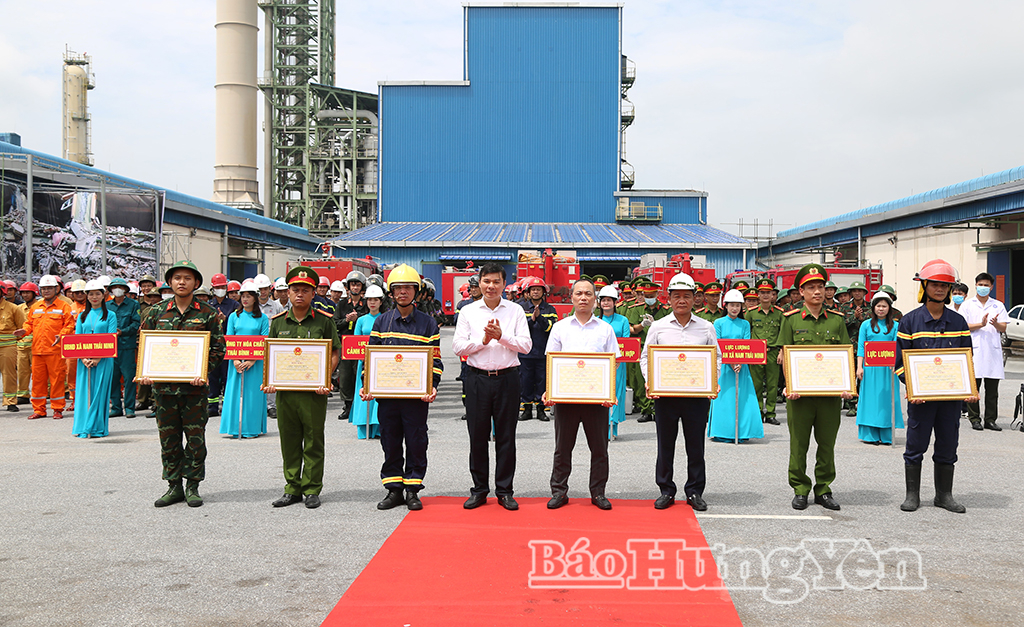Đồng chí Nguyễn Lê Huy, Ủy viên Ban Thường vụ Tỉnh ủy, Phó Chủ tịch Thường trực UBND tỉnh, Trưởng ban Chỉ đạo thực tập chữa cháy và CNCH tỉnh trao Bằng khen của Chủ tịch UBND tỉnh tặng các tập thể, cá nhân đạt thành tích xuất sắc.