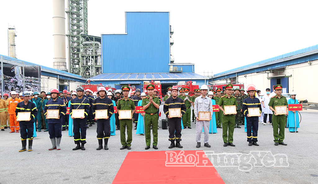 Lãnh đạo Công an tỉnh khen thưởng các tập thể, cá nhân có thành tích xuất sắc trong cuộc thực tập.