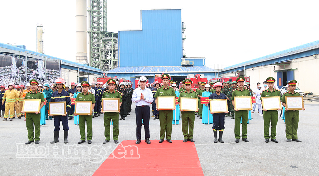 Tổng Công ty Công nghiệp Hóa chất mỏ Vinacomin khen thưởng các tập thể, cá nhân có thành tích xuất sắc trong cuộc thực tập.