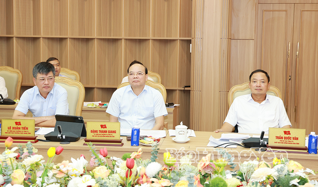 Đồng chí Trần Quốc Văn, Phó Bí thư Tỉnh ủy, Chủ tịch HĐND tỉnh và các đại biểu dự cuộc họp.