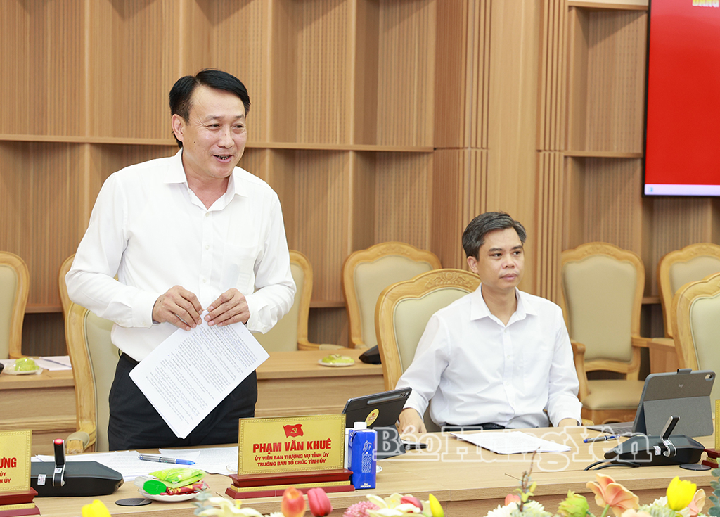 Đồng chí Phạm Văn Khuê, Ủy viên Ban Thường vụ Tỉnh ủy, Trưởng ban Tổ chức Tỉnh ủy phát biểu tại cuộc họp.
