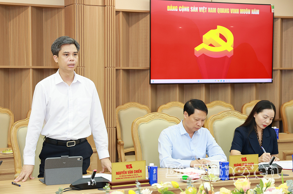 Đồng chí Nguyễn Văn Chiến, Ủy viên Ban Thường vụ Tỉnh ủy, Trưởng ban Tuyên giáo và Dân vận Tỉnh ủy phát biểu tại cuộc họp.