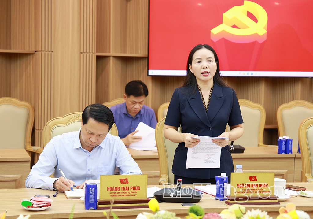 Đồng chí Ngô Thị Kim Hoàn, Ủy viên Ban Thường vụ Tỉnh ủy, Phó Chủ tịch Thường trực Ủy ban MTTQ Việt Nam tỉnh phát biểu tại cuộc họp.