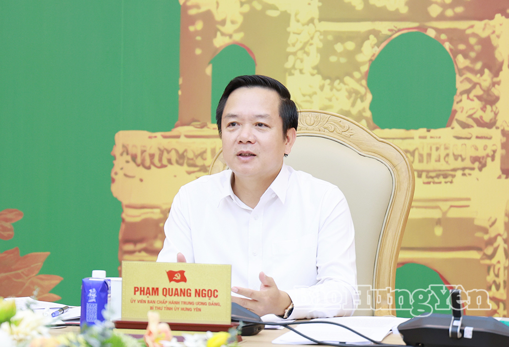 Đồng chí Phạm Quang Ngọc, Ủy viên Ban Chấp hành Trung ương Đảng, Bí thư Tỉnh ủy phát biểu tại cuộc họp.