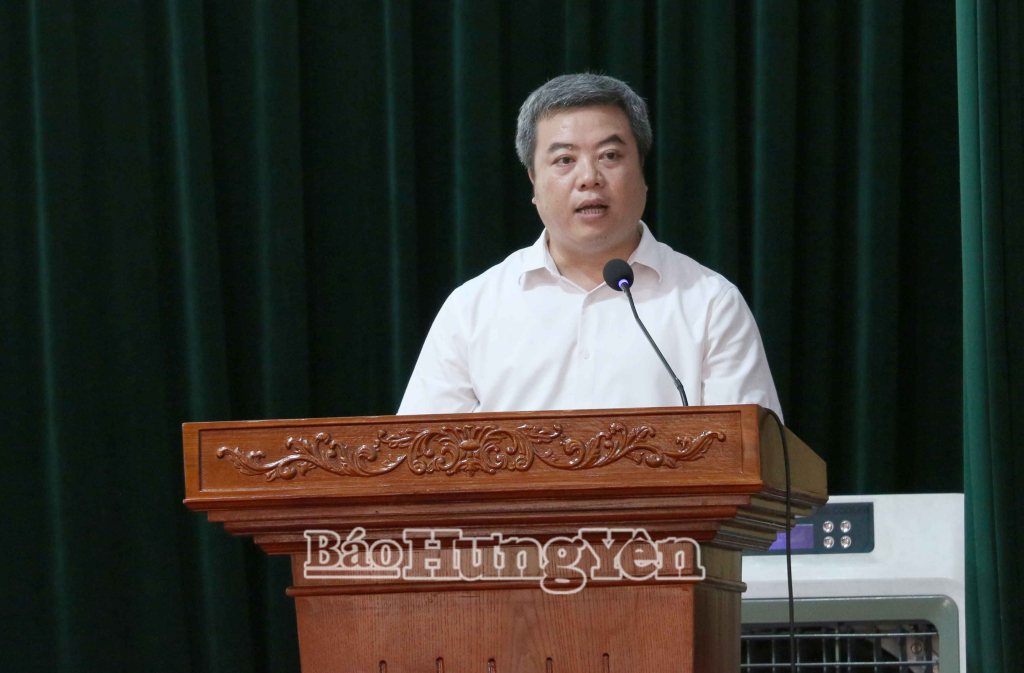 Đồng chí Bí thư Đảng ủy, Chủ tịch HĐND xã Tân Thuận trực tiếp tiếp thu, giải trình các ý kiến phản ánh, kiến nghị của người dân.