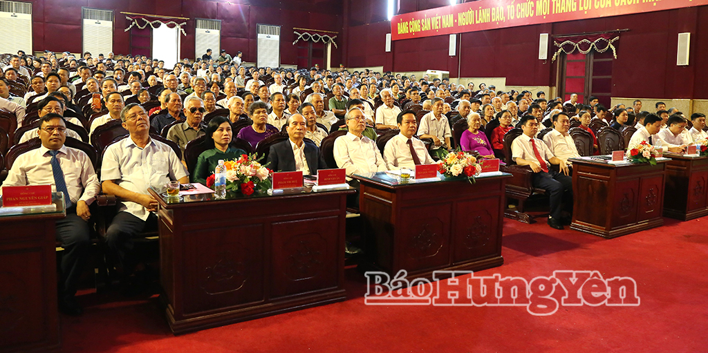 Các đồng chí: Trần Quốc Vượng, nguyên Ủy viên Bộ Chính trị, nguyên Thường trực Ban Bí thư; Phạm Quang Ngọc, Ủy viên Ban Chấp hành Trung ương Đảng, Bí thư Tỉnh ủy và đại biểu dự buổi lễ.