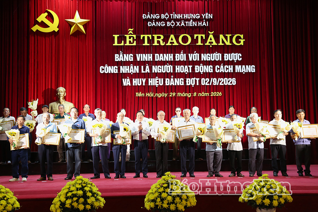 Đồng chí Phạm Quang Ngọc, Ủy viên Ban Chấp hành Trung ương Đảng, Bí thư Tỉnh ủy trao Bằng vinh danh người hoạt động cách mạng trước ngày 1/1/1945 cho thân nhân người có công với cách mạng tại buổi lễ.