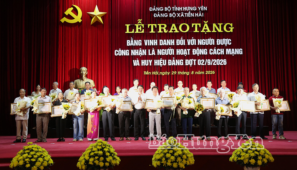 Đồng chí Phạm Văn Khuê, Ủy viên Ban Thường vụ Tỉnh ủy, Trưởng ban Tổ chức Tỉnh ủy trao Bằng vinh danh người hoạt động cách mạng trước ngày 1/1/1945 cho thân nhân người có công với cách mạng tại buổi lễ.