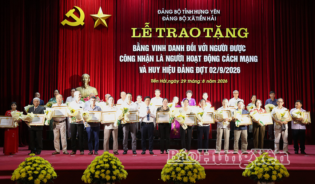Đồng chí Lại Văn Hoàn, Phó Chủ tịch UBND tỉnh trao Bằng vinh danh người hoạt động cách mạng trước ngày 1/1/1945 cho thân nhân người có công với cách mạng tại buổi lễ.