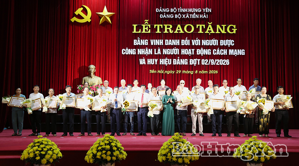 Lãnh đạo xã Tiền Hải trao Bằng vinh danh người hoạt động cách mạng trước ngày 1/1/1945 cho thân nhân người có công với cách mạng tại buổi lễ.