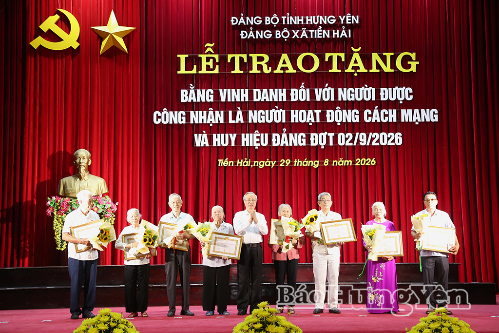 Đồng chí Trần Quốc Vượng, nguyên Ủy viên Bộ Chính trị, nguyên Thường trực Ban Bí thư trao Huy hiệu 65 năm, 60 năm tuổi Đảng tặng các đảng viên.