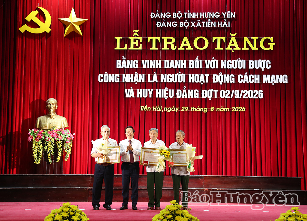 Đồng chí Phạm Quang Ngọc, Ủy viên Ban Chấp hành Trung ương Đảng, Bí thư Tỉnh ủy trao trao Huy hiệu 55 năm tuổi Đảng tặng các đảng viên.