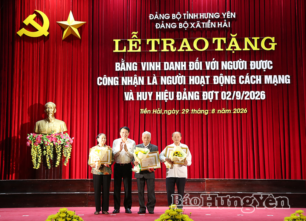 Đồng chí Phạm Văn Khuê, Ủy viên Ban Thường vụ Tỉnh ủy, Trưởng ban Tổ chức Tỉnh ủy trao trao Huy hiệu 50 năm tuổi Đảng tặng các đảng viên.