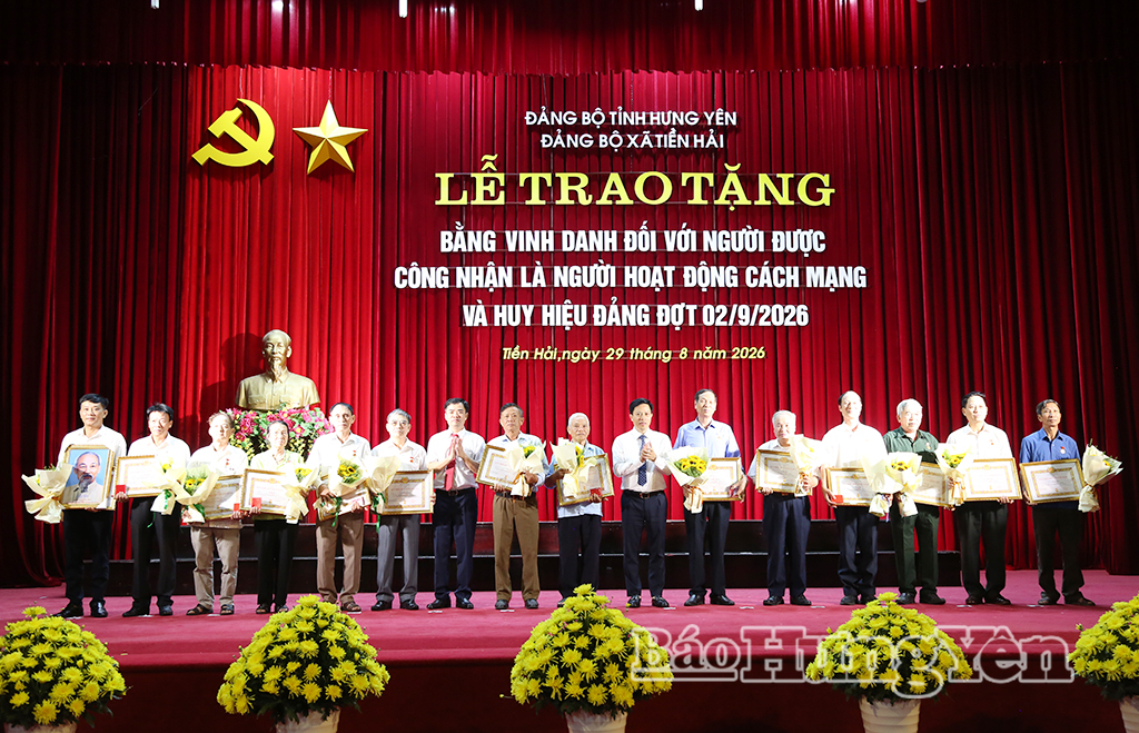 Đồng chí Lại Văn Hoàn, Phó Chủ tịch UBND tỉnh và lãnh đạo xã Tiền Hải trao Huy hiệu 30 năm - 45 năm tuổi Đảng tặng các đảng viên.