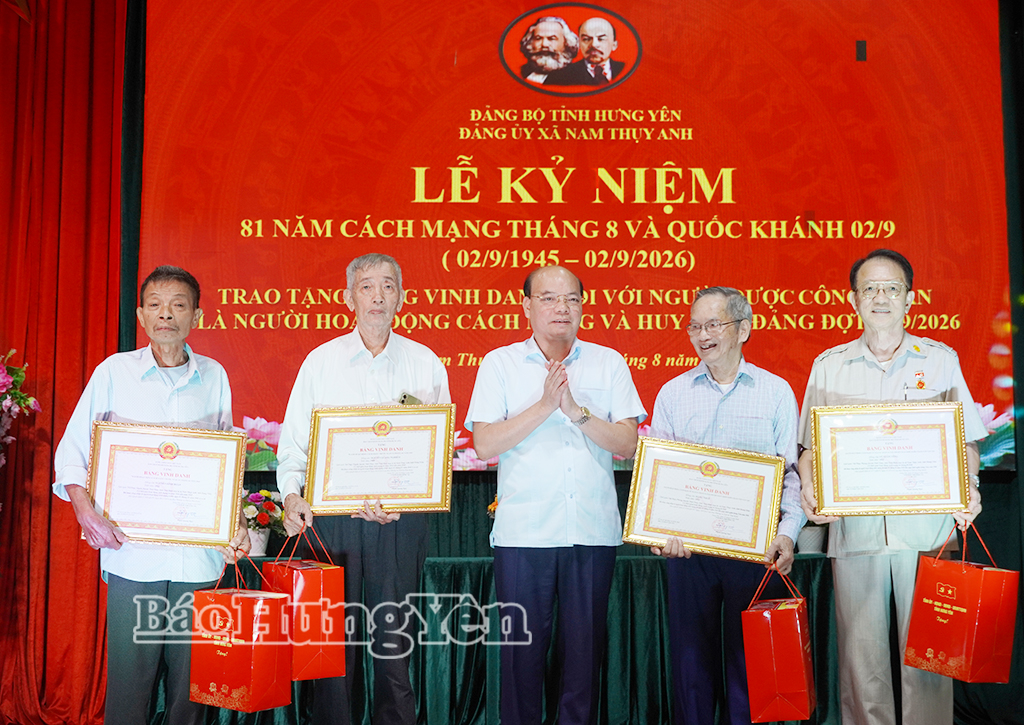 Đồng chí Phó Chủ tịch HĐND tỉnh trao Bằng vinh danh và quà của tỉnh cho thân nhân 4 người được công nhận là người hoạt động cách mạng trước ngày 1/1/1945 và người hoạt động cách mạng từ ngày 1/1/1945 đến ngày khởi nghĩa Tháng Tám năm 1945.