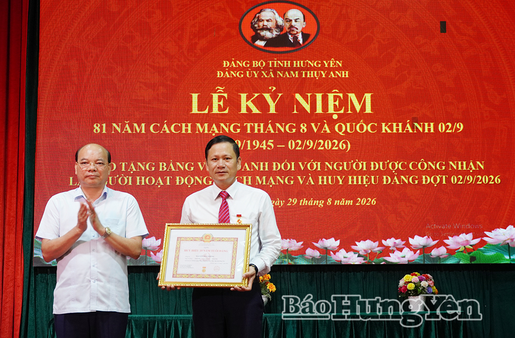 Đồng chí Phó Chủ tịch HĐND tỉnh trao Huy hiệu 35 năm tuổi Đảng tặng đảng viên Nguyễn Huy Phóng, Bí thư Đảng ủy, Chủ tịch HĐND xã Nam Thụy Anh.