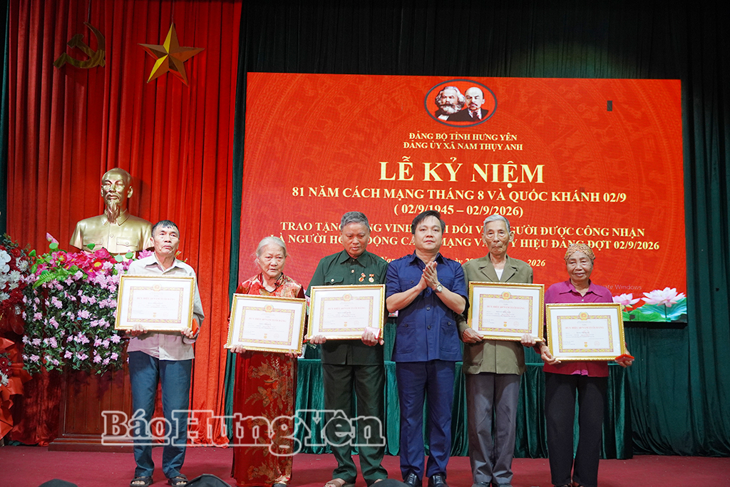 Lãnh đạo Ủy ban Kiểm tra Tỉnh ủy trao Huy hiệu Đảng tặng các đảng viên cao tuổi Đảng.