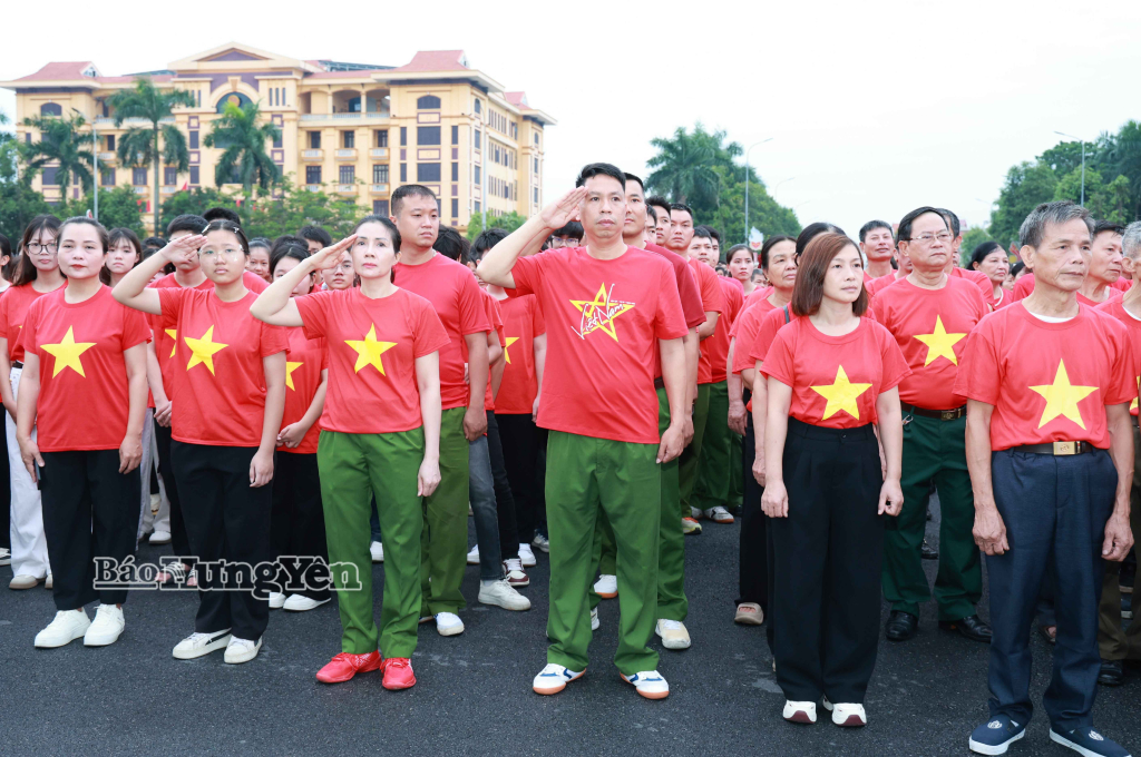 Các đại biểu thực hiện nghi thức chào cờ trong chương trình “Cùng Việt Nam tiến bước 2026”
