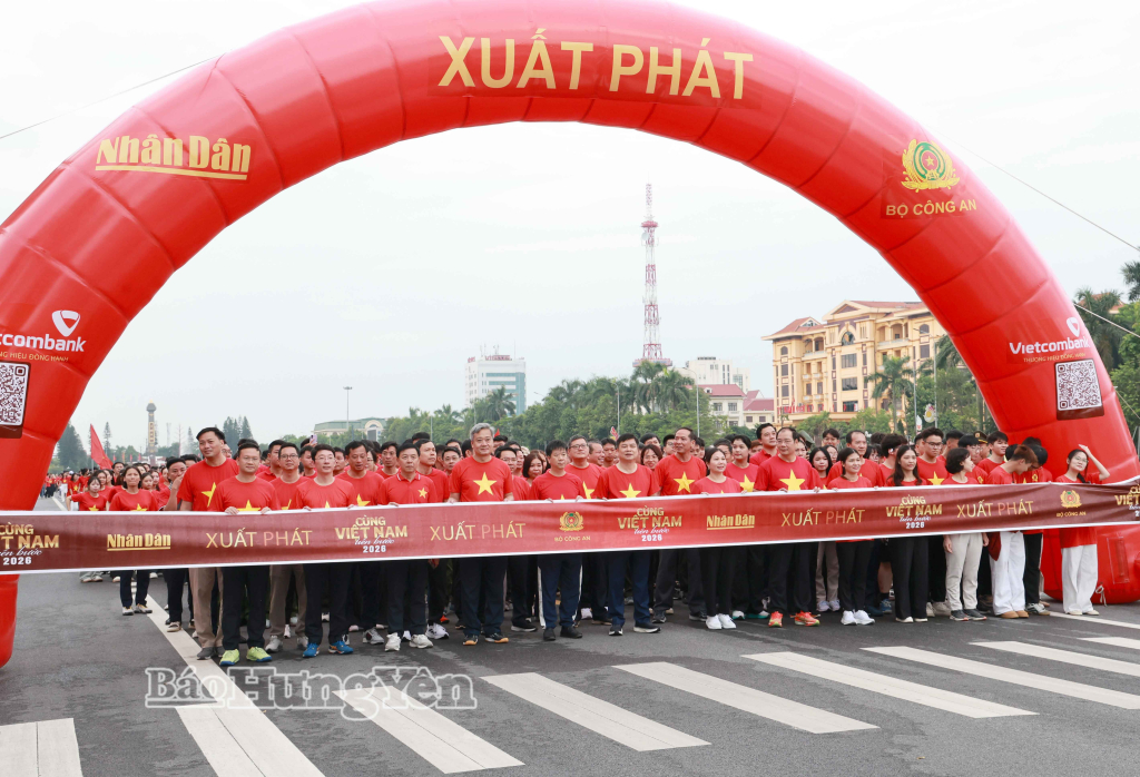 Các đại biểu thực hiện nghi thức xuất phát chương trình “Cùng Việt Nam tiến bước 2026”.
