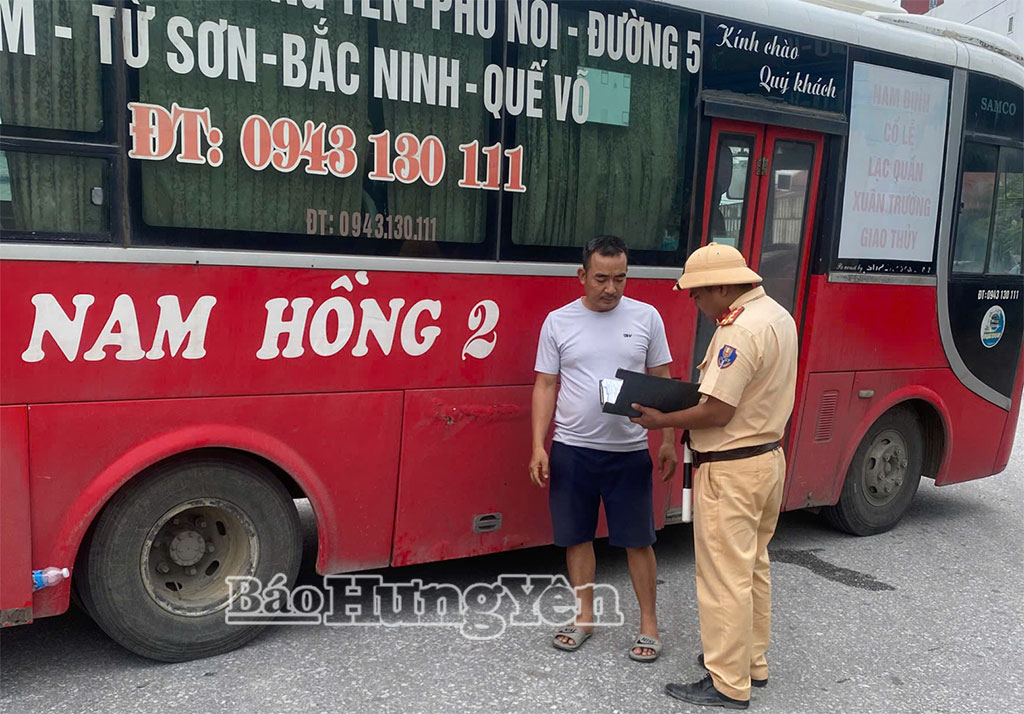 Lực lượng CSGT tuần tra, kiểm soát phương tiện vận tải hành khách trên Quốc lộ 39, đoạn qua địa phận xã Việt Tiến.