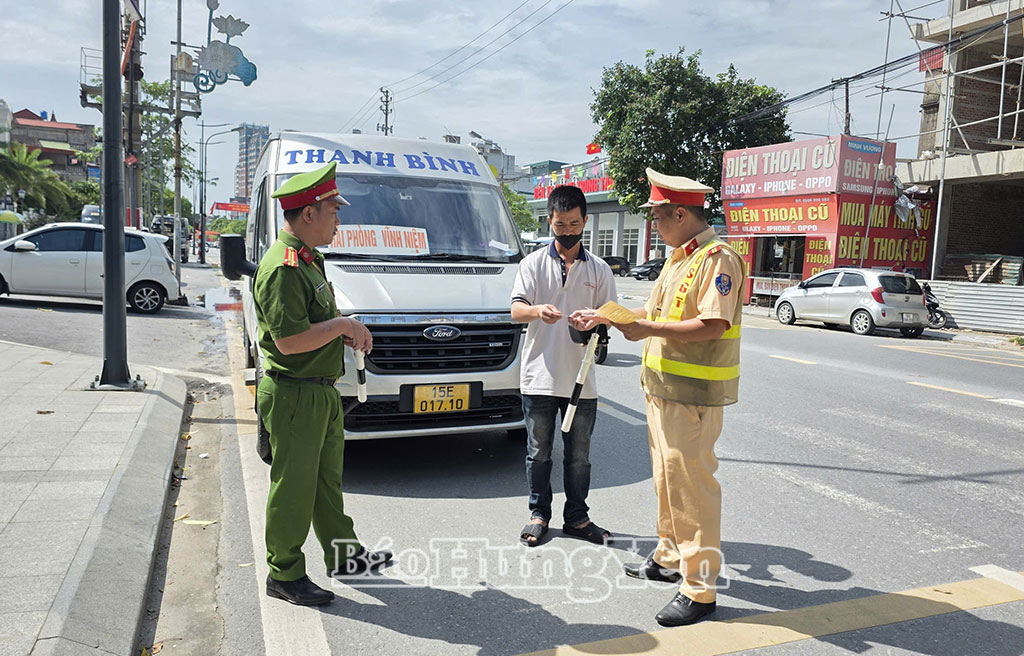 Lực lượng chức năng kiểm tra phương tiện vận tải khách khu vực trước cửa Bến xe khách trung tâm Thái Bình, phường Trần Hưng Đạo.