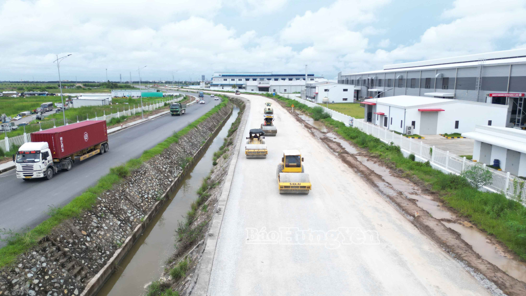 Thi công tuyến đường trục kết nối Khu kinh tế Thái Bình.