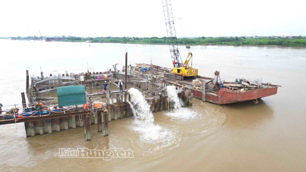 Thi công trụ cầu vượt sông Hồng, thuộc tuyến đường cao tốc CT.08.