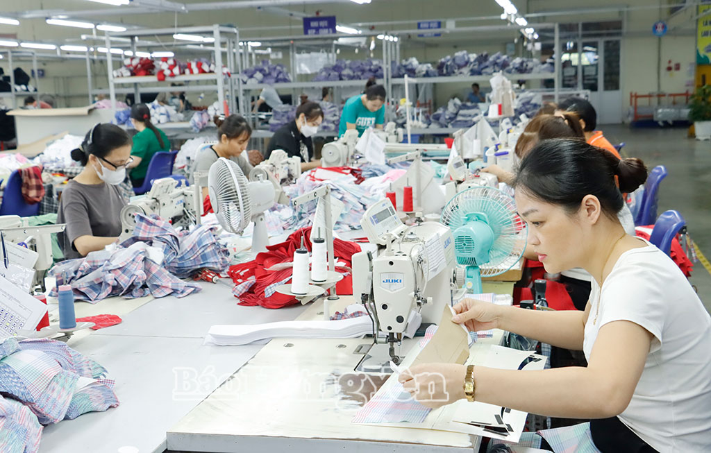 Công nhân Công ty Cổ phần Đô Lương (cụm công nghiệp Đô Lương) tích cực lao động sản xuất.