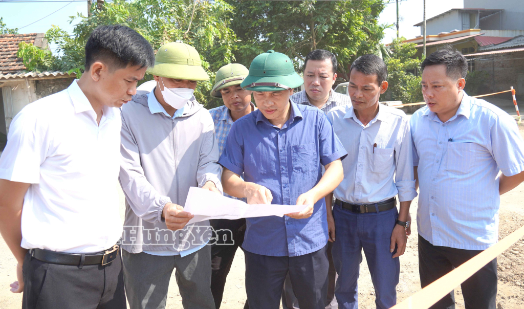 Lãnh đạo xã Hưng Hà kiểm tra, đôn đốc tiến độ thi công các dự án giao thông.
